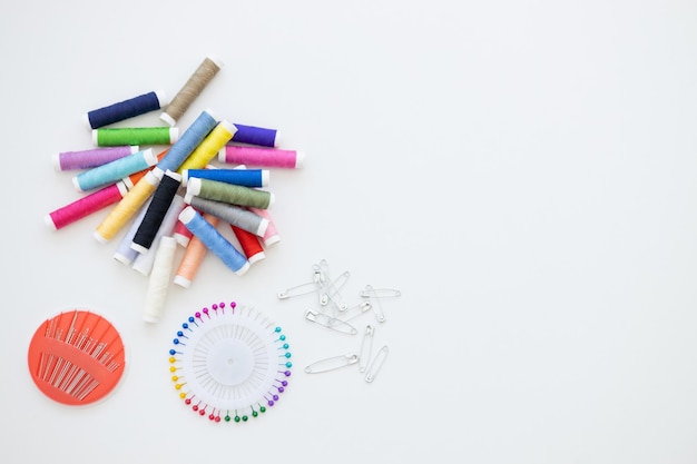 Kolorowe nici i hafciarskie narzędzia